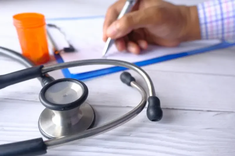 Judicialização dos planos de saúde dispara e reforça papel estratégico do corretor na prevenção de conflitos
